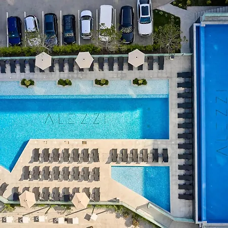 Chill Side In Infinity Pool &