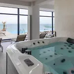 Chill Side In Infinity Pool & *