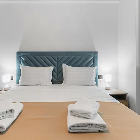 Chill Side - Infinity Pool & Lägenhet Năvodari